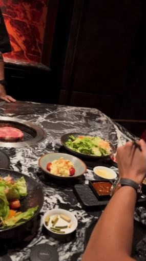 Không ánh nến lãng mạn nhưng bữa ăn tối riêng tư tại khách sạn cao cấp này cũng khiến Chu Thanh Huyền rất vui, đăng tải đến 2 clip cùng lúc vào giữa đêm.