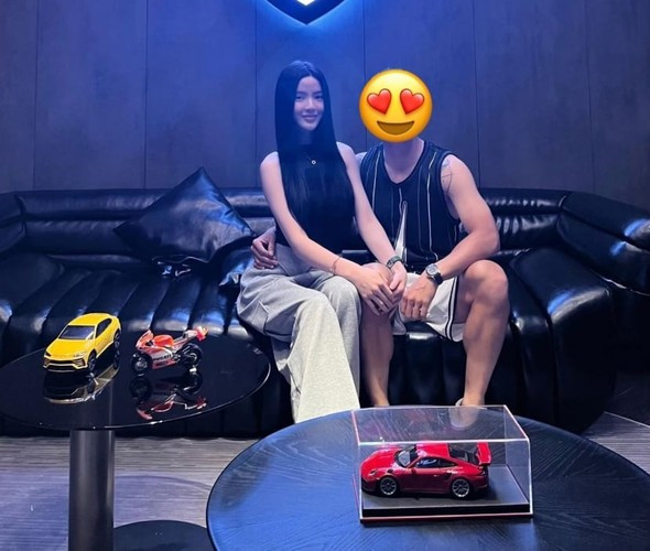 Ngoài ra, bạn gái Quang Hải còn có chiếc túi hàng hiệu Mini Lady Dior với giá khoảng 130 triệu đồng Việt Nam.