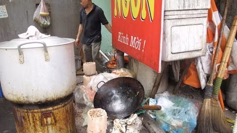 Em chỉ biết xin anh ấy trả lương để em trả tiền ứng, còn mấy trăm em không lấy nữa anh ấy không cho mà đòi giữ điện thoại của em. Anh H. làm ăn thất đức đối xử với nhân viên thế ạ anh tồi lắm. Em mong mọi người tránh xa ạ". T.C.T.P chia sẻ.