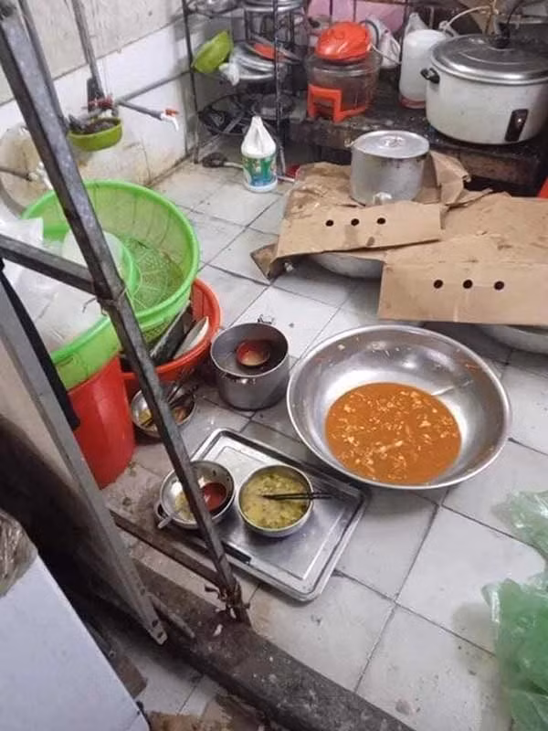Tổng thể căn bếp chỗ nào cũng đen sì, ám khói bẩn do không được chùi cọ cẩn thận, nồi niêu xô chậu hay bát đũa đồ ăn của khách được đặt dưới sàn nhà bẩn cũng chưa được dọn dẹp.