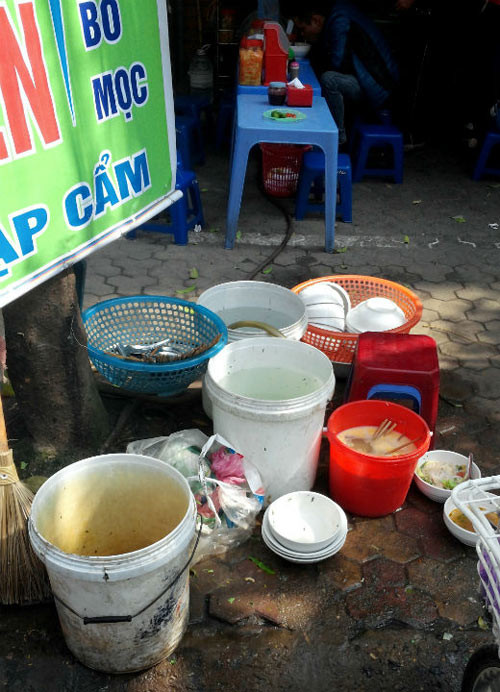 Những bức ảnh về căn bếp kinh hoàng trên khiến cộng đồng mạng cảm thấy khiếp sợ. Bởi lẽ khi dịch vụ giao hàng online ngày càng nhiều, đồ ăn đến tay thực khách không biết sạch bẩn ra sao và có lẽ biết đâu, chúng ta từng ăn ở một trong số những quán ăn mất vệ sinh thế này mà không biết được sự thật.