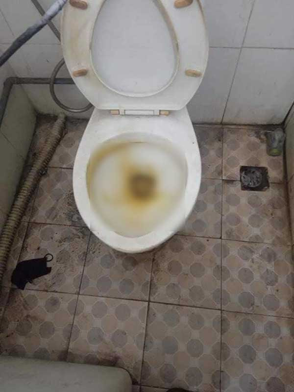 Tài khoản T.C.T.P - từng là nhân viên cũ của quán đã đăng tải bài viết "bóc phốt" trên các hội nhóm: "Quán cơm thố A.N ở Chùa Láng do làm ăn quá bẩn hôi hám làm cơm cho khách quá mất vệ sinh nên em xin nghỉ ạ".