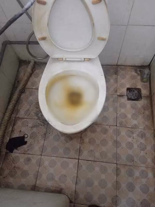 Tài khoản T.C.T.P - từng là nhân viên cũ của quán đã đăng tải bài viết "bóc phốt" trên các hội nhóm: "Quán cơm thố A.N ở Chùa Láng do làm ăn quá bẩn hôi hám làm cơm cho khách quá mất vệ sinh nên em xin nghỉ ạ".