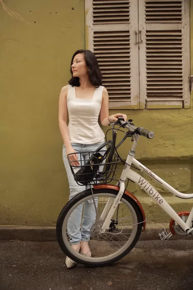 Mở đầu Shark Tank 2021, nữ CEO Thu Hằng đích thân chạy xe đạp ra sân khấu để gây ấn tượng với các nhà đầu tư. Sau khi trình bày phần gọi vốn, Thu Hằng dí dỏm đố các shark về điểm đặc biệt trong chiếc xe cô sử dụng. Ngay lập tức, doanh nhân Nguyễn Xuân Phú đáp: “Anh chỉ mãi nhìn em nên chẳng thấy gì đặc biệt ở chiếc xe cả”. Điều này làm cô vô cùng bối rối, dành lời cảm ơn trước lời khen của "vua chảo".