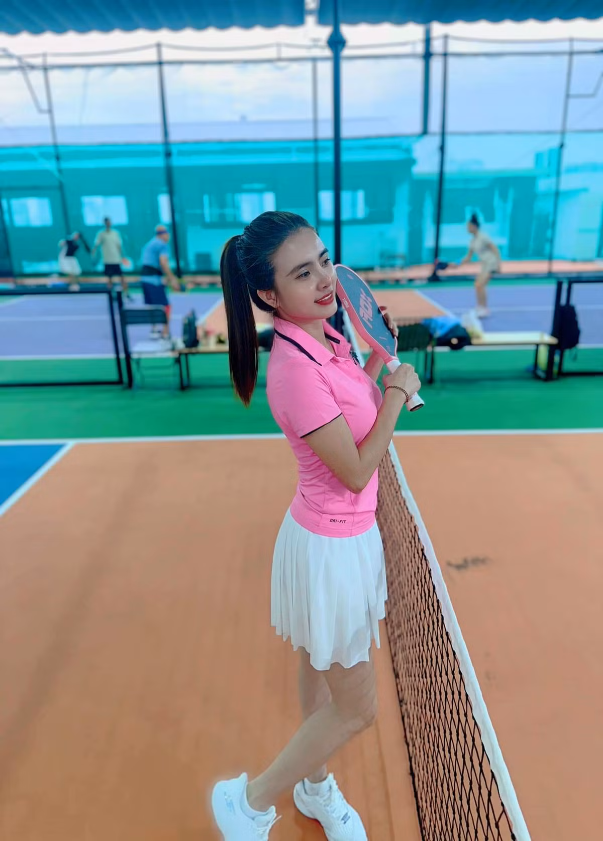 Sau những góp ý của dân tình về trang phục có phần "mát mẻ" ngoài sân pickleball, Lê Khánh Chi đã lựa chọn những trang phục kín đáo nhưng vẫn tôn lên vóc dáng gợi cảm.