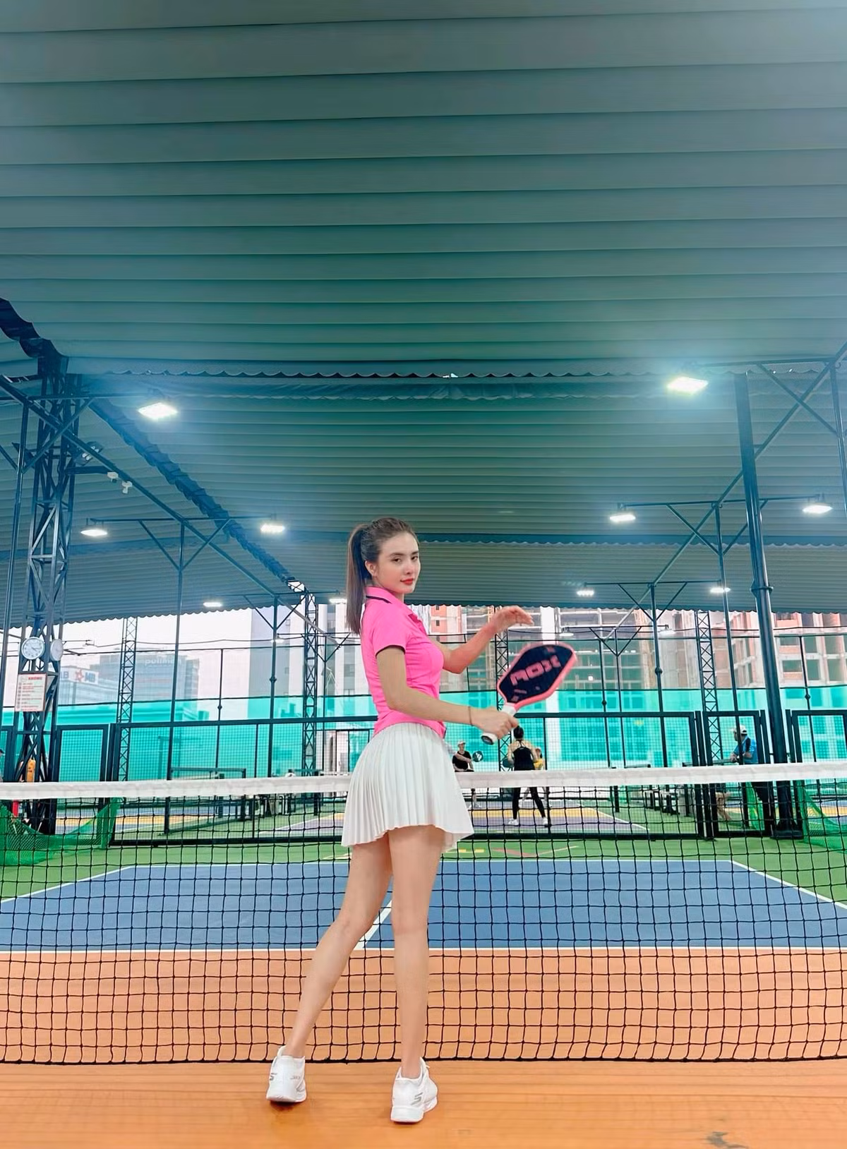 Dù vừa mới gia nhập bộ môn pickleball nhưng em gái Công Vịnh đã mê tít bộ môn thể thao mới này. Trên trang cá nhân Lê Khánh Chi thường xuyên chia sẻ những trang phục đi chơi thể thao.