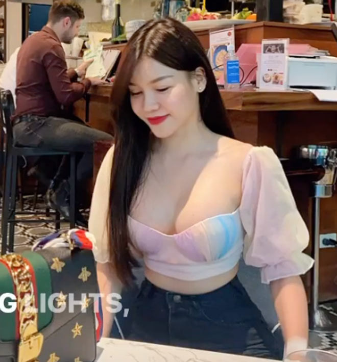 Trên Instagram, Yến Xuân chia sẻ hình ảnh xinh đẹp tại một quán cà phê. Cô nàng ăn mặc gợi cảm, gương mặt không giấu nổi niềm hạnh phúc khi được ở bên bạn trai.