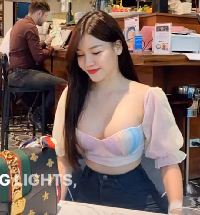 Trên Instagram, Yến Xuân chia sẻ hình ảnh xinh đẹp tại một quán cà phê. Cô nàng ăn mặc gợi cảm, gương mặt không giấu nổi niềm hạnh phúc khi được ở bên bạn trai.