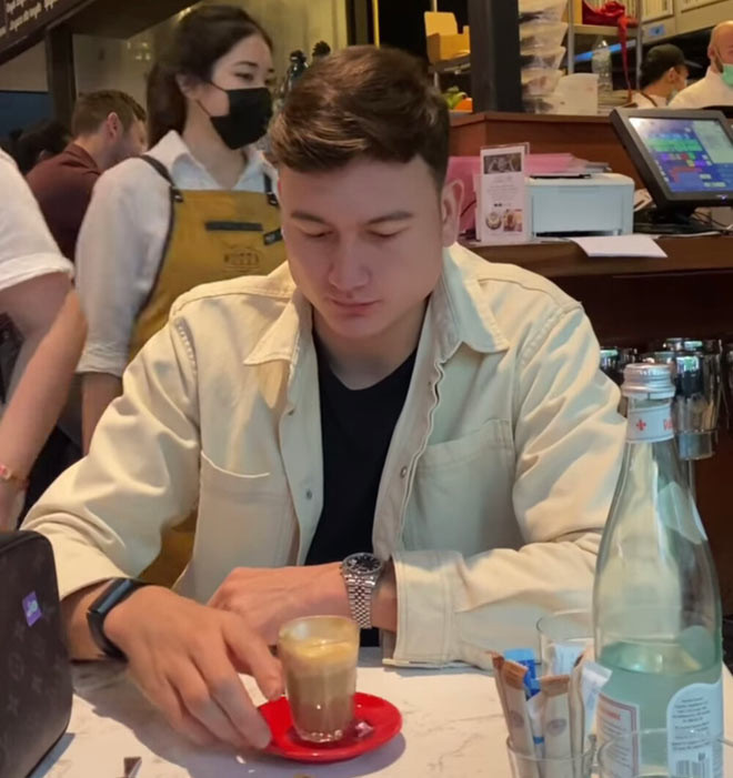 Để đáp lại bức ảnh của bạn gái, Đặng Văn Lâm cũng chia sẻ hình ảnh ngồi uống cà phê tại quán này gần như vào cùng một thời điểm.