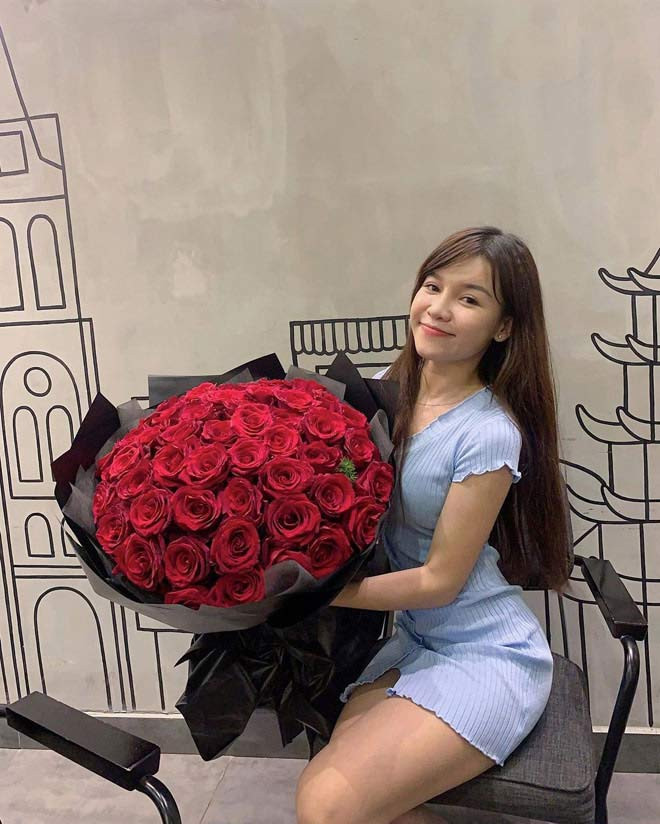 Thái Lan vừa mở cửa đón du khách sau thời gian khoanh vùng quốc gia đón khách để hạn chế sự lây lan của dịch COVID-19, bạn gái Đặng Văn Lâm đã tìm mọi cách bay sang hái Lan thăm bạn trai hiện thi đấu cho CLB Muangthong United.