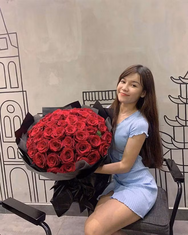 Thái Lan vừa mở cửa đón du khách sau thời gian khoanh vùng quốc gia đón khách để hạn chế sự lây lan của dịch COVID-19, bạn gái Đặng Văn Lâm đã tìm mọi cách bay sang hái Lan thăm bạn trai hiện thi đấu cho CLB Muangthong United.