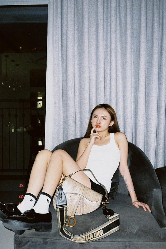 Ngân Hà cũng rất biết cách trang điểm, chọn trang phục để tôn lên vẻ đẹp của mình.