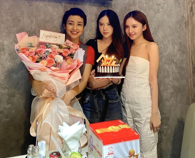 Ngân Hà (bên phải) có làn da đẹp, đường nét trên gương mặt hài hòa, được nhiều người khen là "xinh gái giống mẹ", vừa đáng yêu vừa đằm thắm.