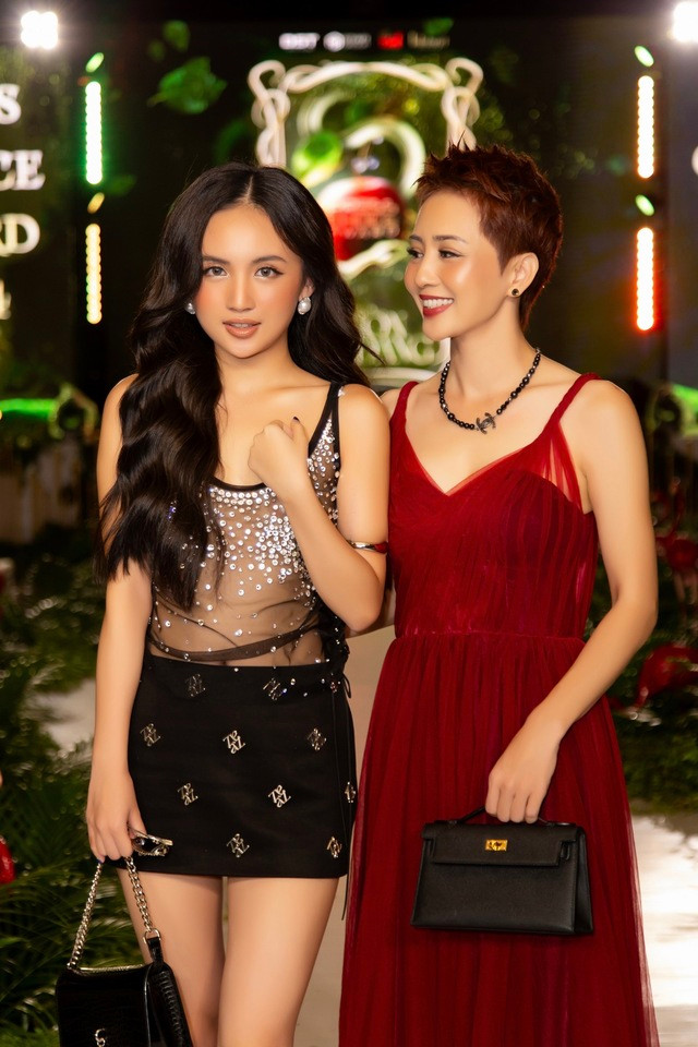 Trong đó, Ngân Hà là người con của Thúy Hiền được nhiều người chú ý tới khi sở hữu nhan sắc ưa nhìn và khá nhiều tài lẻ.