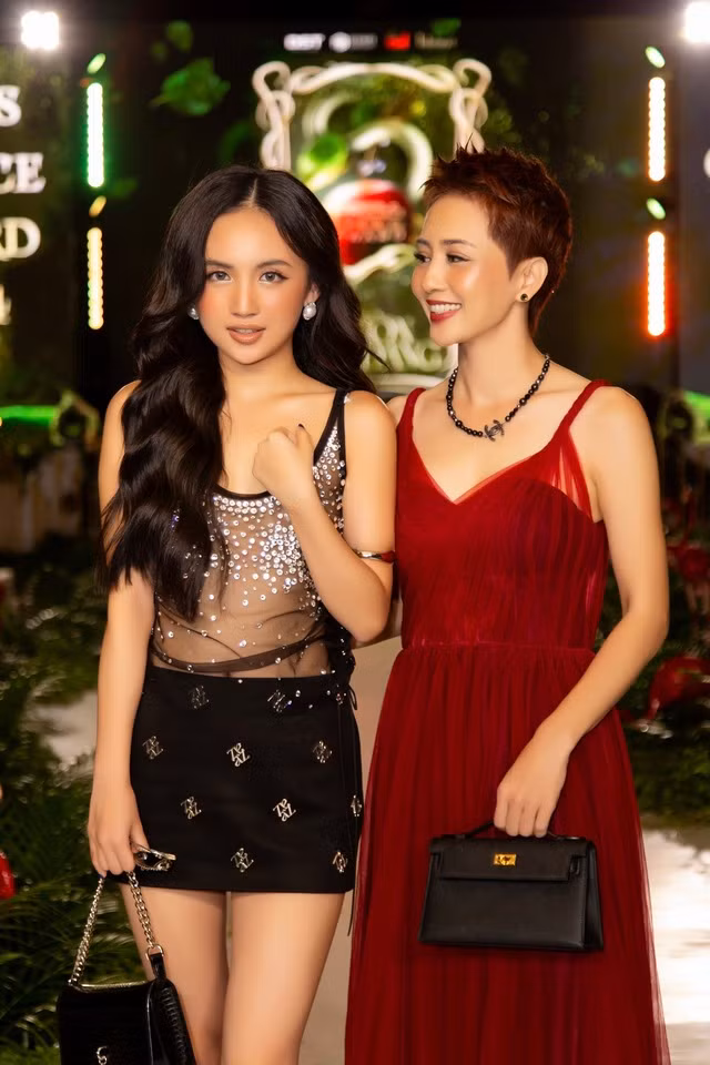 Trong đó, Ngân Hà là người con của Thúy Hiền được nhiều người chú ý tới khi sở hữu nhan sắc ưa nhìn và khá nhiều tài lẻ.