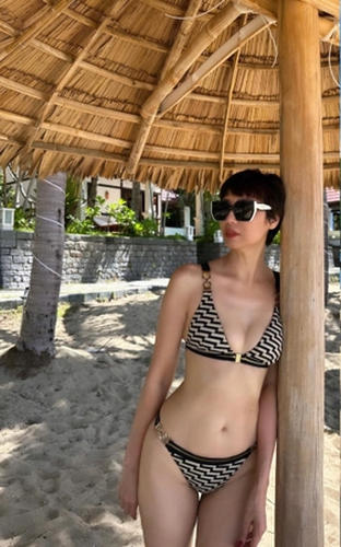 Mẹ của Doãn Hải My thường xuất hiện với phong cách quý bà sang chảnh, tay cầm túi hàng hiệu, tạo dáng an tĩnh, duyên dáng trên mạng xã hội.