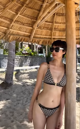 Mẹ của Doãn Hải My thường xuất hiện với phong cách quý bà sang chảnh, tay cầm túi hàng hiệu, tạo dáng an tĩnh, duyên dáng trên mạng xã hội.