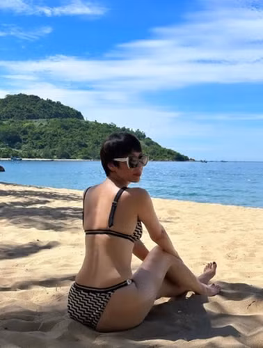 Dù vậy, khi ở cùng những người bạn thân thiết nhất, mẹ vợ Đoàn Văn Hậu thoải mái "xả vai", gây bất ngờ với giọng hát và phong thái "xì-tin".