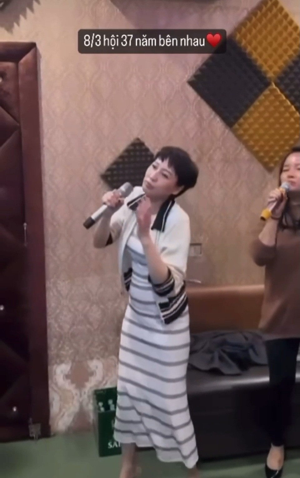 Trong chiếc váy dài ôm sát, bà Mai Đoàn khoe chiều cao nổi bật, vóc dáng nuột nà, cuốn hút. Diện mạo trẻ đẹp của mẹ vợ Đoàn Văn Hậu ở tuổi 47 khiến nhiều quý bà đồng niên ao ước.