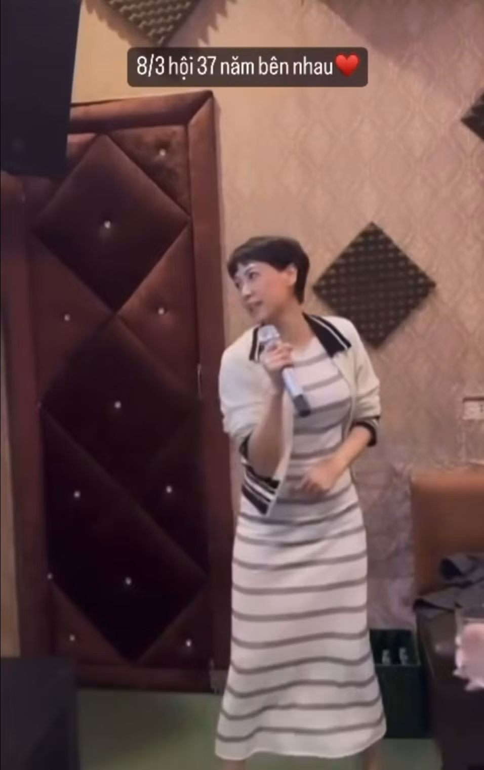 Có thể nói, mẹ vợ của hậu vệ đội tuyển Việt Nam Đoàn Văn Hậu là mẹ vợ hot nhất làng bóng đá Việt thời điểm hiện tại.