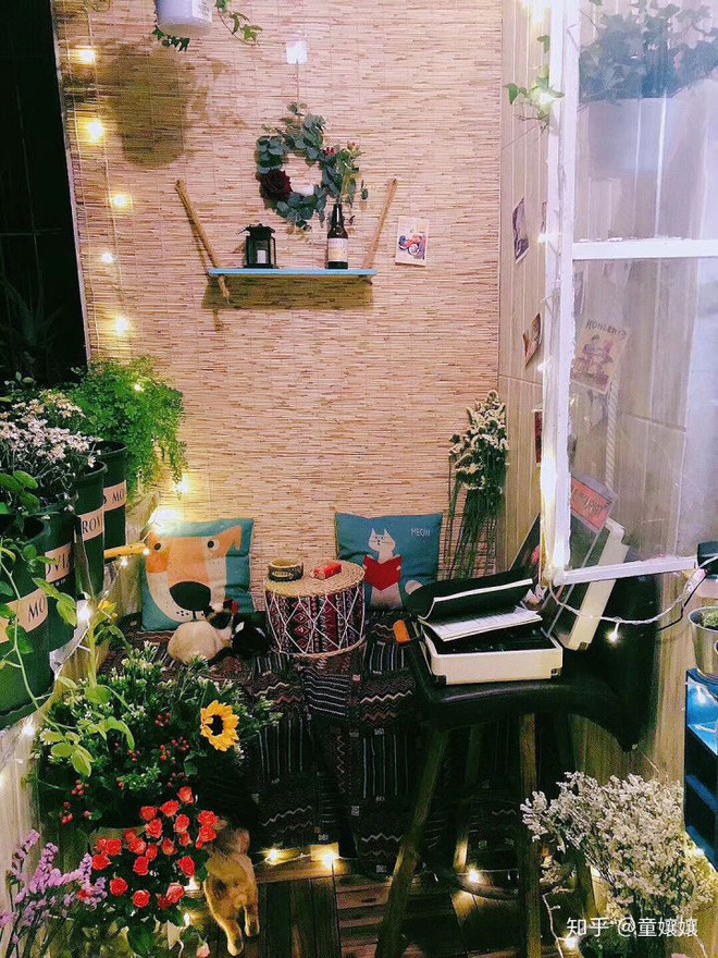 Với ý tưởng biến ban công thành khu vườn, đương nhiên không thể nào thiếu đi việc trồng cây, hoa. Theo cô gái, đây là phần tốn nhiều tiền nhất trong các công đoạn bởi cô rất yêu thích việc ngắm nhìn những bông hoa đẹp nên sẵn sàng chi số tiền lớn để mua hoa từ một cửa tiệm nổi tiếng tại khu vực mình sống.