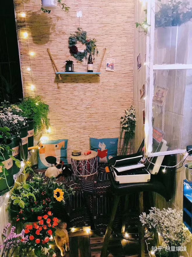 Với ý tưởng biến ban công thành khu vườn, đương nhiên không thể nào thiếu đi việc trồng cây, hoa. Theo cô gái, đây là phần tốn nhiều tiền nhất trong các công đoạn bởi cô rất yêu thích việc ngắm nhìn những bông hoa đẹp nên sẵn sàng chi số tiền lớn để mua hoa từ một cửa tiệm nổi tiếng tại khu vực mình sống.