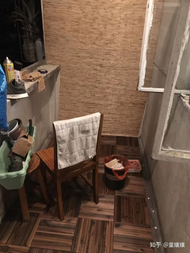 Nhận thấy được điều đó, một cô gái Trung Quốc đã quyết định “tân trang” lại khu ban công của mình. Từ một nơi cũ và tương đối bẩn, trong phút chốc khu ban công trở thành khu vườn xinh xắn, ấm cúng.