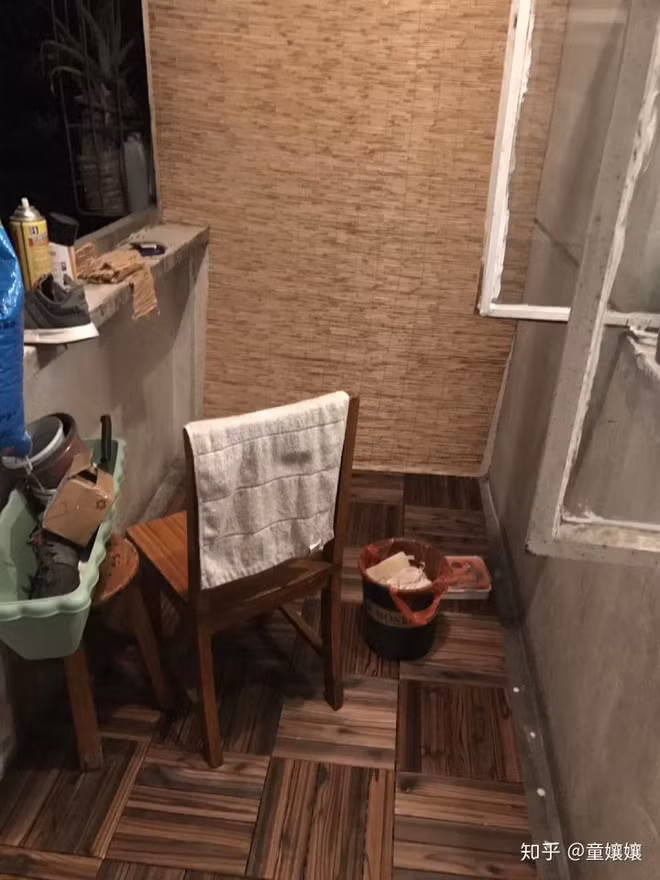 Nhận thấy được điều đó, một cô gái Trung Quốc đã quyết định “tân trang” lại khu ban công của mình. Từ một nơi cũ và tương đối bẩn, trong phút chốc khu ban công trở thành khu vườn xinh xắn, ấm cúng.