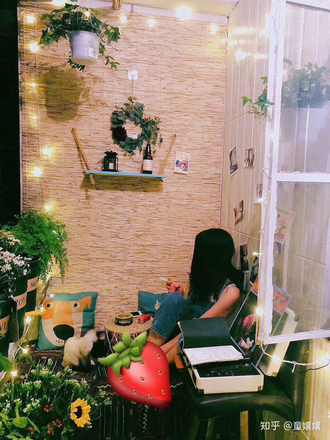 Chỉ với chi phí cực thấp, chủ nhân của bài viết mua giấy dán tường giả gỗ và cói để che khuất đi những mảng tường bị bong tróc. Đối với phần sàn nhà, cô dùng sàn gỗ ghép để tiết kiệm, tiện cho việc vệ sinh, lau chùi về sau.