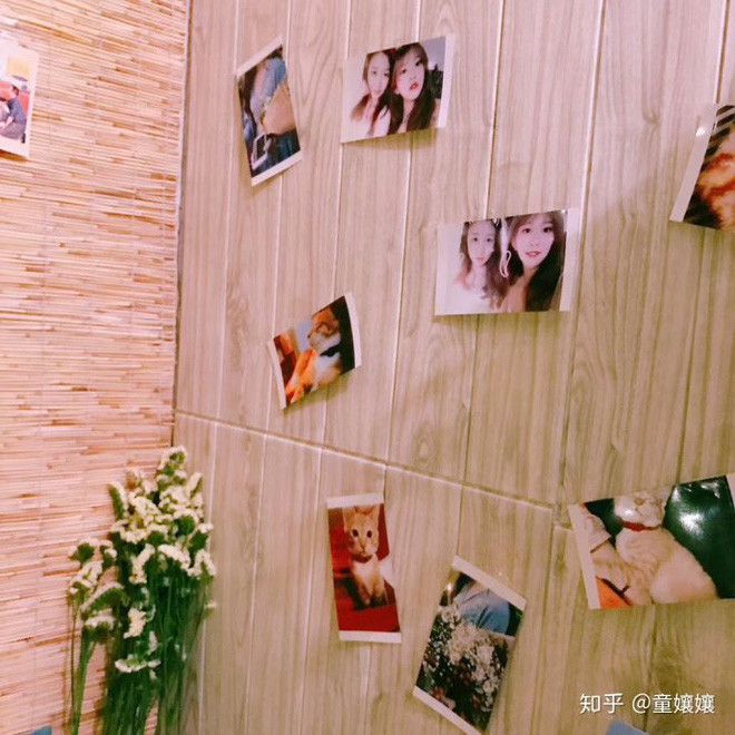 Hầu như những vật dụng khác như ghế ngồi, kệ để đồ,... đều được đặt mua trên mạng với giá hời nhưng vẫn trông cực sang chảnh khi được sắp xếp hợp lý.