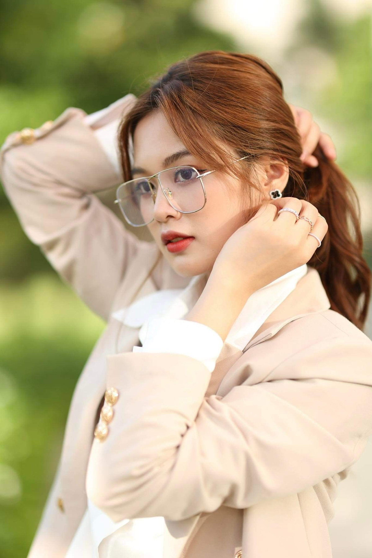 Tuy nhiên, Linh lại cảm thấy thích bản thân được ‘căng thẳng’ chạy đua với công việc, cô nàng cũng luôn giữ được thăng bằng để kiểm soát được cả công việc lẫn sức khỏe của bản thân.