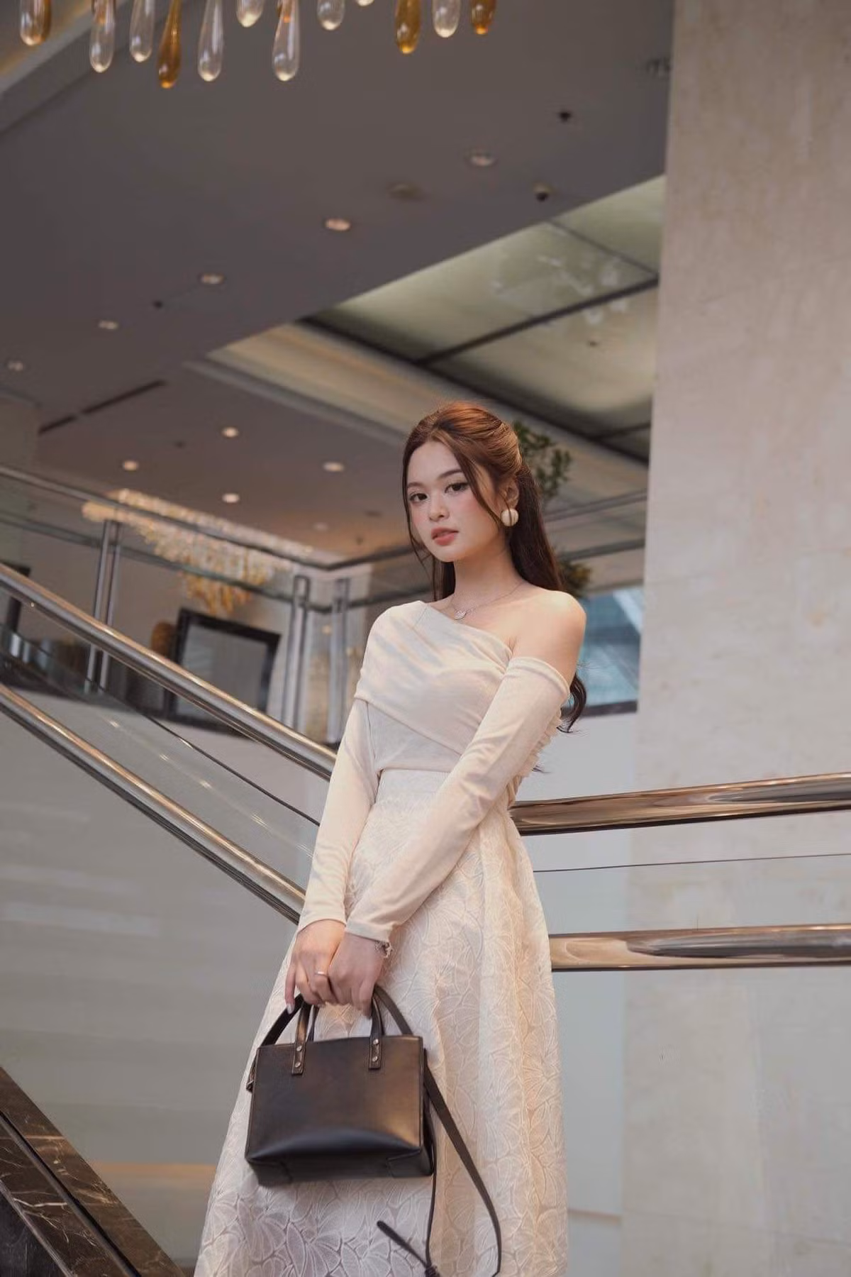 Thực tập tại VTV đem lại cho Khánh Linh rất nhiều trải nghiệm thú vị. Vì là sinh viên năm cuối và chưa có nhiều kinh nghiệm, nên Linh phải nỗ lực rất nhiều để hoàn thành tốt nhiệm vụ được giao ở Đài. Cô thực tập sinh 10x cũng chia sẻ rằng, các anh chị tiền bối làm việc trong Đài rất giỏi và luôn chỉ bảo tận tình cho đàn em.