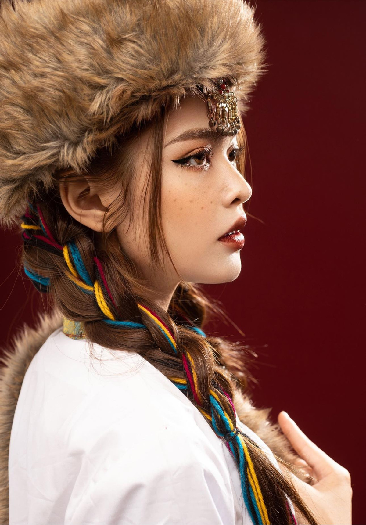 Dù là người trẻ, tiếp xúc rất gần với xu hướng hiện đại, nhưng Tết năm nào Linh cũng ở nhà quây quần bên gia đình. Cô cho rằng, một năm quá bận rộn, chỉ có Tết là dịp được sum họp bên nhau và tận hưởng không khí đầm ấm. Vì vậy, cô mong rằng, bên cạnh tiếp thu những nền văn minh tiến bộ, thì giá trị truyền thống của Tết vẫn cần được bảo vệ và giữ gìn.