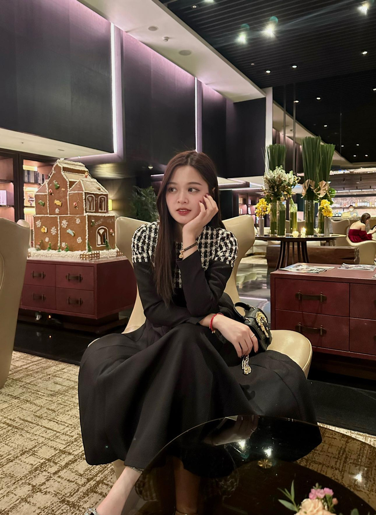 Năm nay, Linh cho biết cô vẫn đang ‘độc thân’, chưa có gì đặc biệt để chia sẻ với mọi người. Cô cũng nghĩ rằng, chuyện tình cảm nên để tự nhiên, khi nào duyên tới thì đón nhận. Hiện tại, cô vẫn muốn tập trung cho học tập và công việc trước.