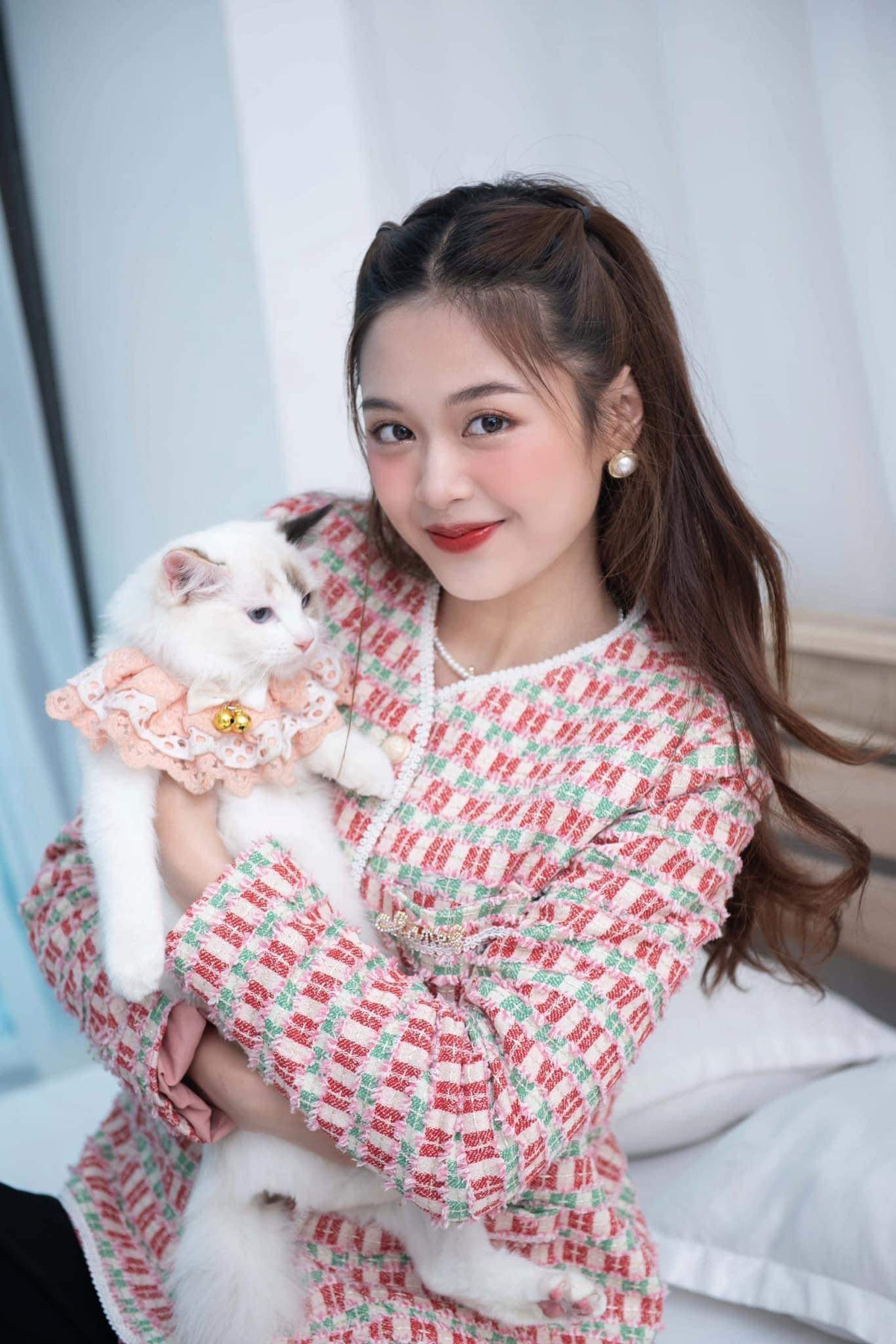 Lịch trình của Khánh Linh mỗi ngày là sáng đi học, lên cơ quan, đi chụp và đi quay. Buổi tối học thêm ngoại ngữ và piano. Khi có thời gian rảnh, Linh đọc sách, vẽ và nghỉ ngơi. Cô luôn mong muốn mình có thể học thêm thật nhiều kĩ năng và bổ sung thêm nhiều kiến thức, vì cô cho rằng tri thức, trí tuệ là thứ quan trọng nhất.