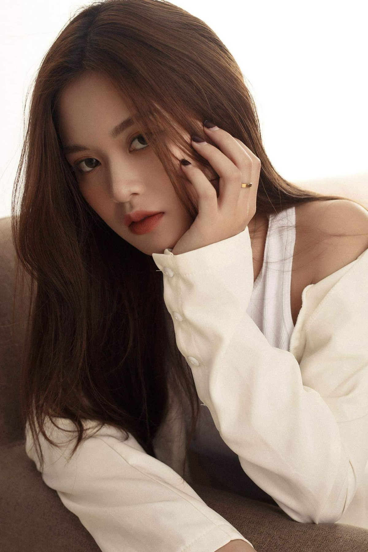 Khánh Linh tự nhận mình là một người nghiện công việc, yêu thích sự bận rộn. Làm nghệ thuật nên giờ giấc làm việc không cố định, đôi khi quá bận sẽ dẫn đến việc phải ‘chạy show’ khiến cô cảm thấy ‘quá tải’ với lịch trình.