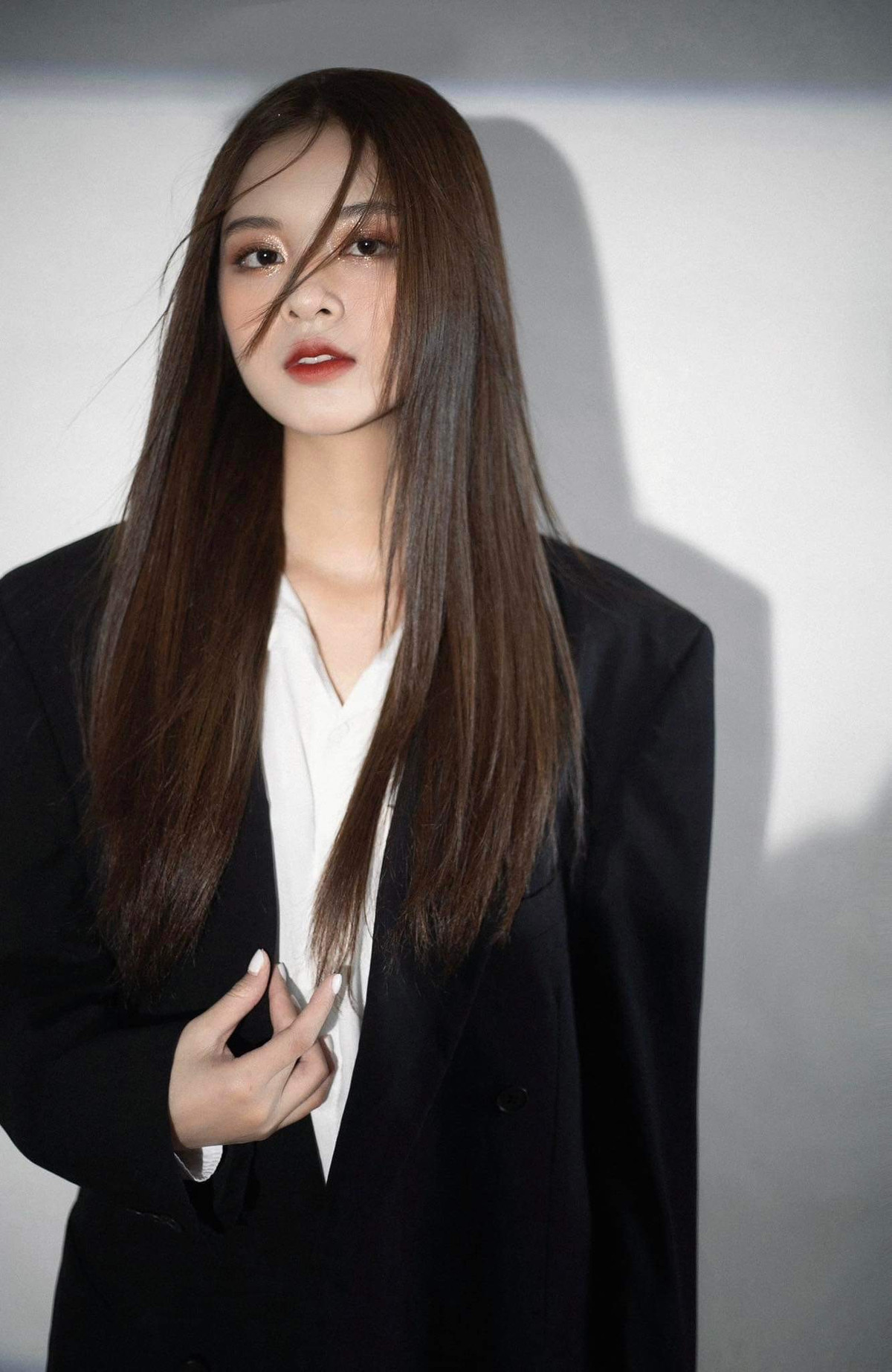 Để trở thành Biên tập viên thực tập tại VTV, Khánh Linh đã phải từ bỏ công việc yêu thích, đó là làm marketing tại một tập đoàn về y tế dự phòng. Do lịch trình quá bận rộn, cô không thể đảm nhiệm được quá nhiều vai trò khác nhau.