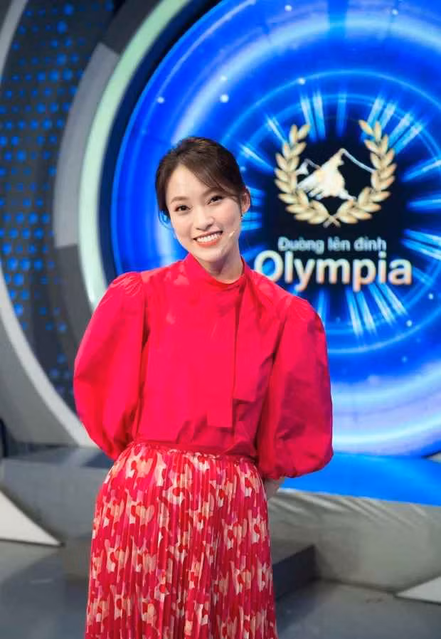 Ru thi sinh choi TikTok, nu MC Duong len dinh Olympia lo nhan sac