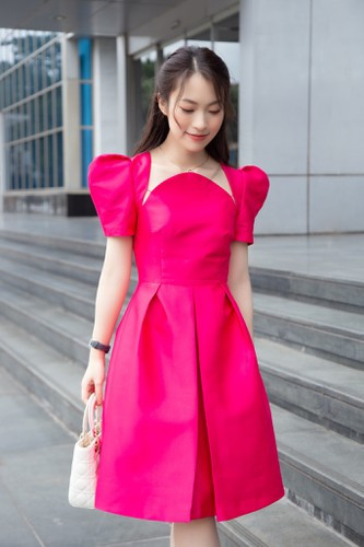 Ở phần bình luận, nhiều người dùng đã để lại lời khen ngợi về chính Khánh Vy bạn thí sinh và cả sự kết hợp này: “Đúng là Khánh Vy đã mang đến một màu sắc mới cho chương trình, rất trẻ trung và tươi mới, cứ làm tốt như vậy chị nhé” hay “Thích mấy em vừa học giỏi vừa năng động như thế này!”.