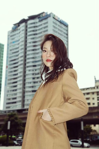 Khánh Vy cho hay: “Khi nhận nhiệm vụ mình xem kỹ từng phút, từng giây, từng tích tắc để xem các anh chị nói ra sao, đọc như thế nào, tương tác với các bạn học sinh, xem các bạn học sinh để hiểu thêm nhiều tính cách”.