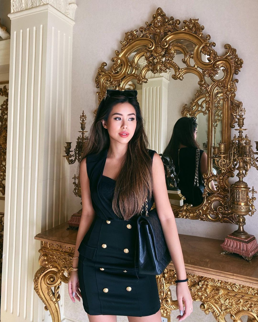 Dù chẳng đi đâu nhưng trong những bức ảnh của mình, Tiên Nguyễn vãn trang điểm chỉn chu, diện váy sang chảnh, trang sức phụ kiện cũng đeo không thiếu thứ gì.