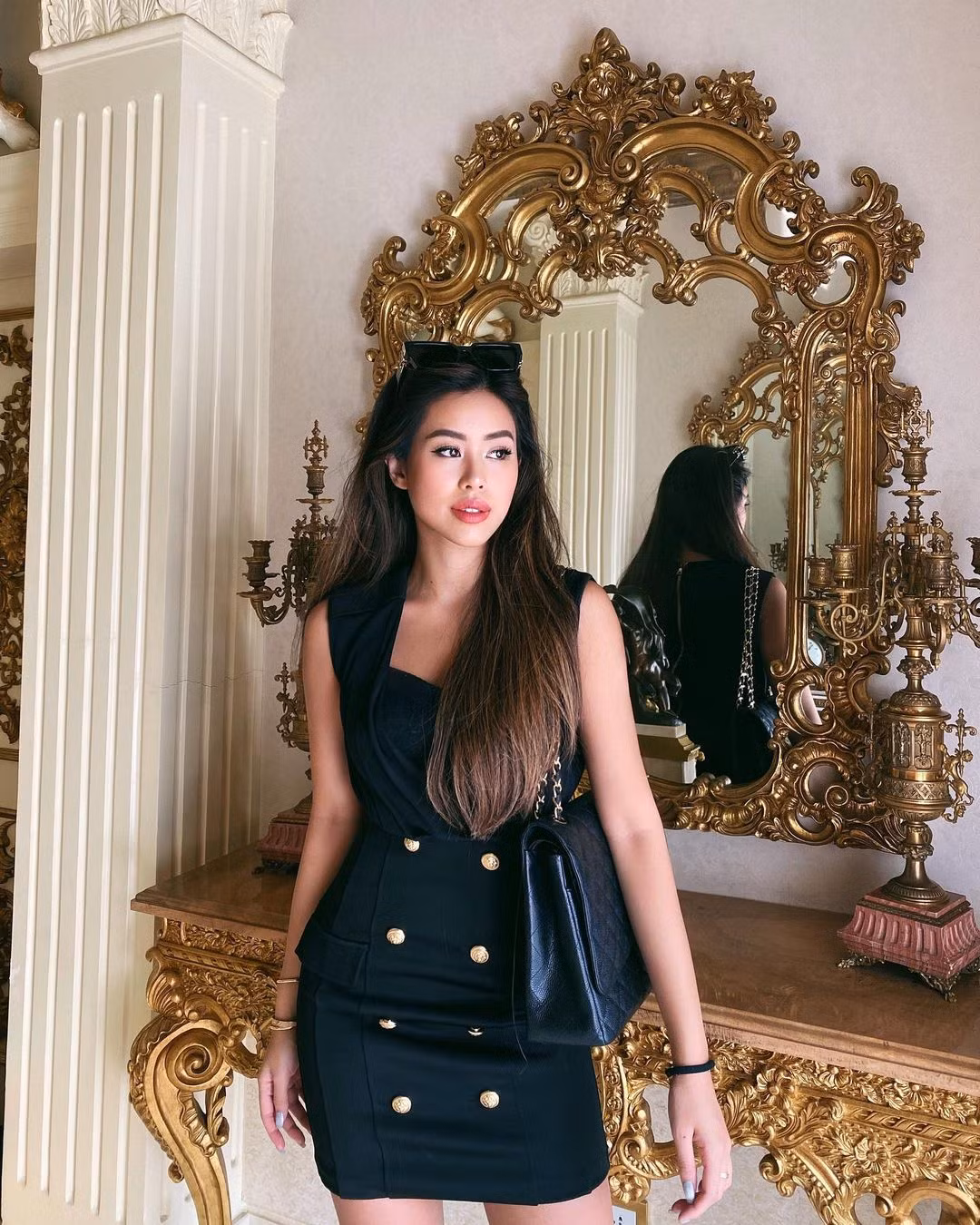 Dù chẳng đi đâu nhưng trong những bức ảnh của mình, Tiên Nguyễn vãn trang điểm chỉn chu, diện váy sang chảnh, trang sức phụ kiện cũng đeo không thiếu thứ gì.