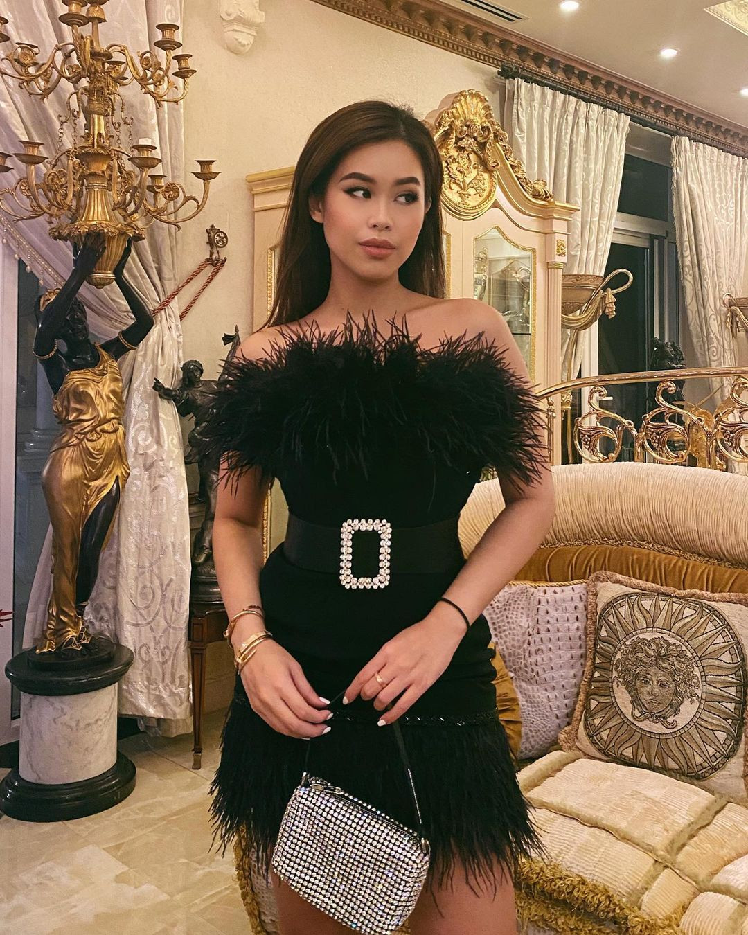 Tiên Nguyễn thừa nhận chẳng có việc phong toả nào ngăn bản thân lên đồ như chuẩn bị đi "dẩy đầm" cả.