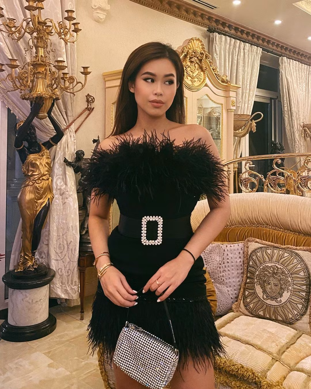 Tiên Nguyễn thừa nhận chẳng có việc phong toả nào ngăn bản thân lên đồ như chuẩn bị đi "dẩy đầm" cả.