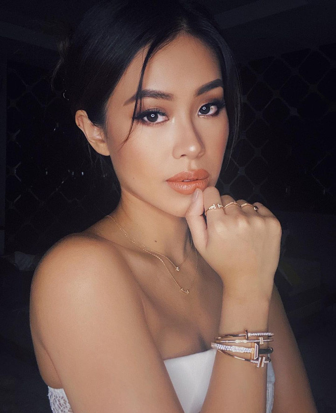 Bài đăng mới nhất của rich kid Tiên Nguyễn cho thấy làm việc online ở nhà thật đấy nhưng cô nàng lên đồ xịn xò chẳng khác gì lúc bình thường.
