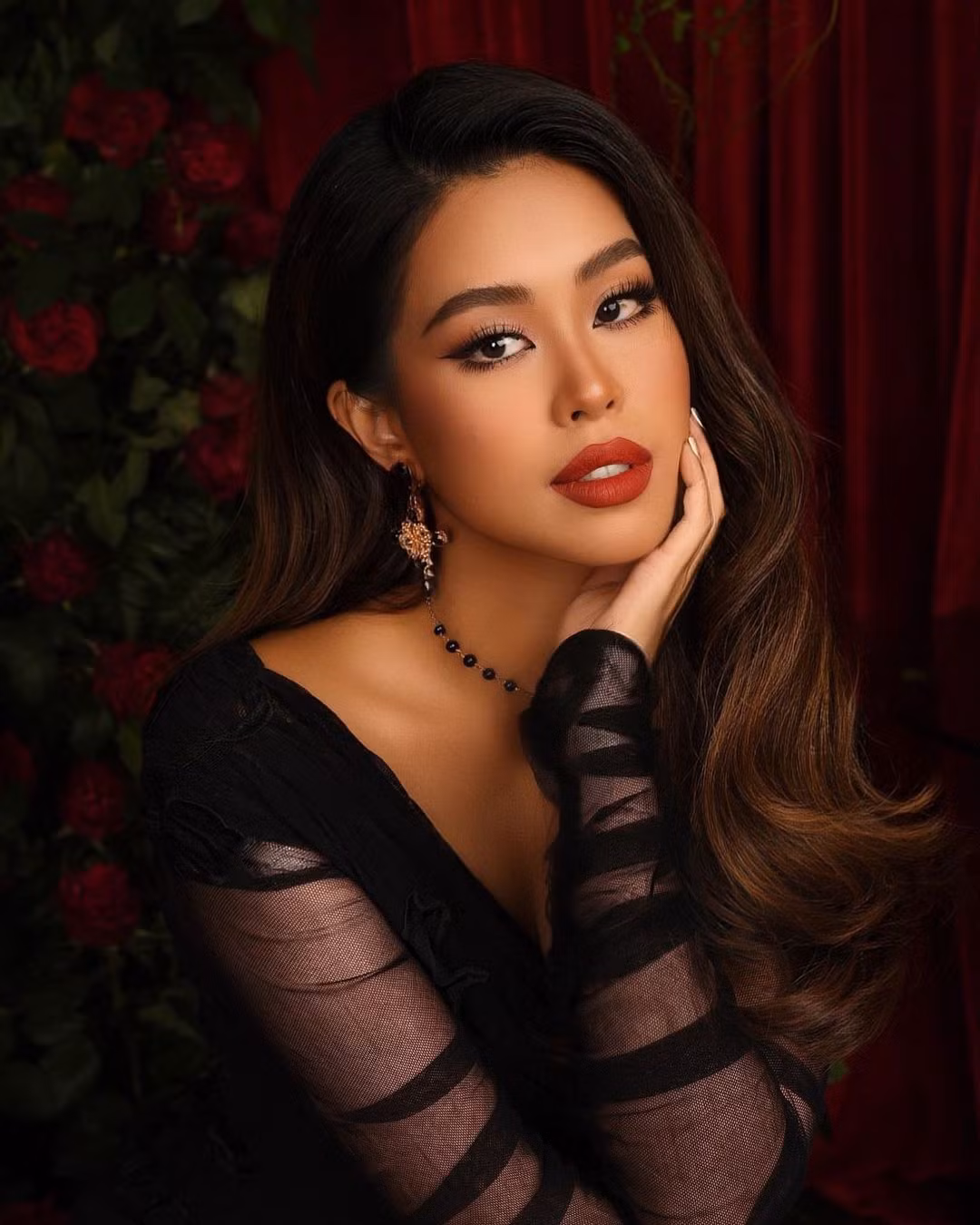 Bên cạnh đó, thần thái cực đỉnh, khí chất tiểu thư không hề đại trà khiến hình ảnh của Tiên Nguyễn càng thêm ấn tượng.