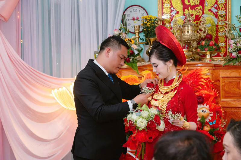 “Cô dâu đang đeo khối tài sản lớn trên người đó”, “Chưa biết tương lai ra sao nhưng hiện tại thấy cô dâu thắng đời 1-0 rồi”, “Xin vía lấy chồng được nhiều vàng như cô ấy”,... là một vài bình luận của cư dân mạng.