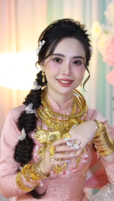 “Hôm làm lễ gia tiên, nhà chồng tôi đem sang hơn 20 cây vàng và 100 triệu đồng tiền mặt. Phía nhà tôi tặng hai vợ chồng 100 triệu đồng tiền mặt và 1 cây vàng”, Hoa nói.