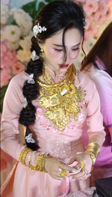 Ấn tượng đầu tiên của Hoa về chồng là vẻ ngoài trẻ trung hơn tuổi. Sự quan tâm tỉ mỉ, chu đáo của anh đã khiến cô rung động. Sau 2 tháng tìm hiểu, cặp đôi chính thức hẹn hò.