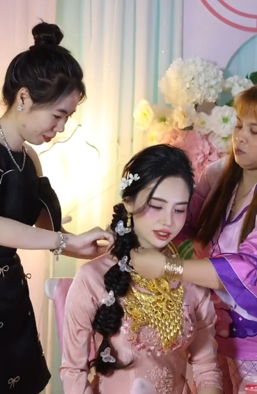 Hoa cho biết, lễ gia tiên diễn ra trong khoảng 2 tiếng đồng hồ, riêng màn trao vàng kéo dài hơn 30 phút.